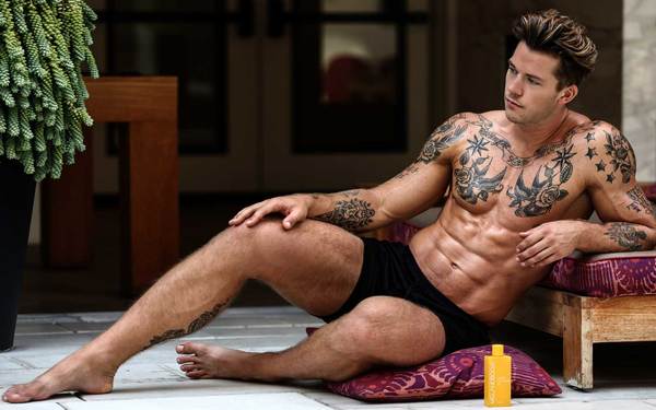 WHY IS MELANOBOOST THE GO-TO SUN TAN OIL FOR GUYS?